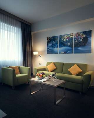 Отель Wyndham Garden Astana Нур-Султан Бизнес-люкс для некурящих с 1 кроватью размера «king-size»-7